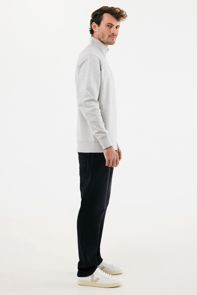 IQONIQ Elgon gerecycled katoen sweater met kwartritssluiting